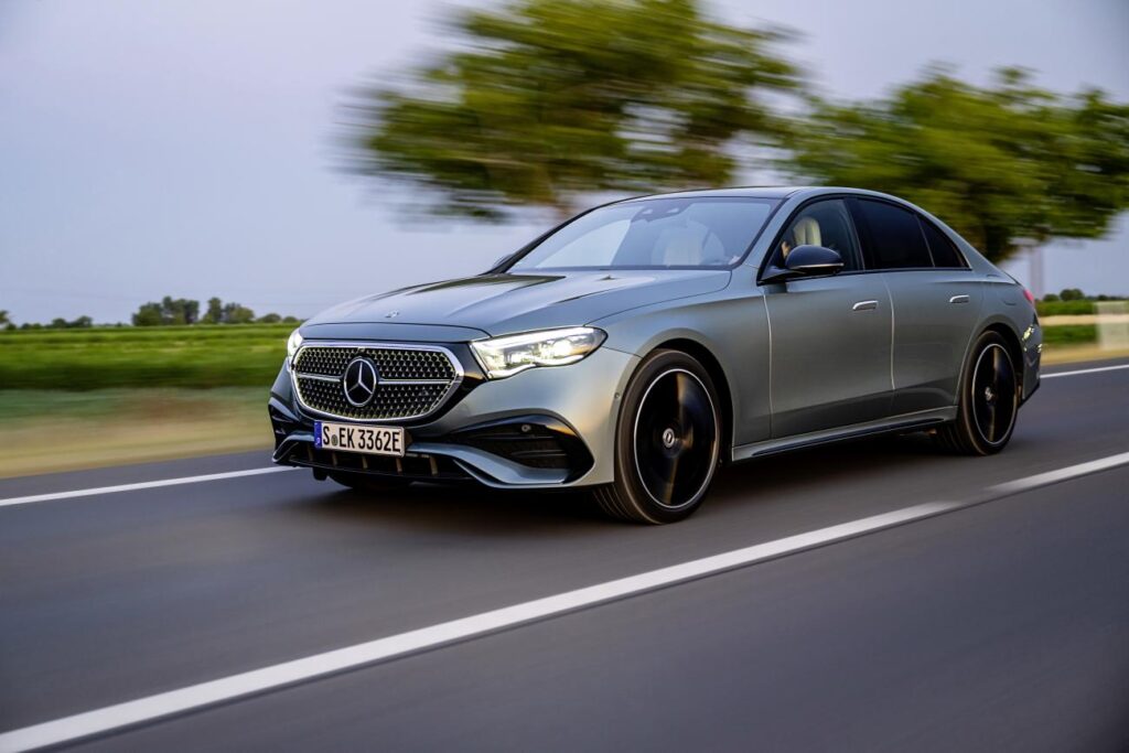 Mercedes Classe E 2023 sur une autoroute.