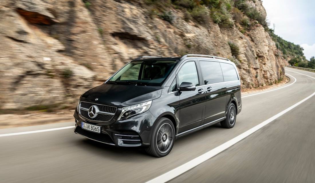 Mercedes Van Classe V entrain de rouler sur une route montagneuse
